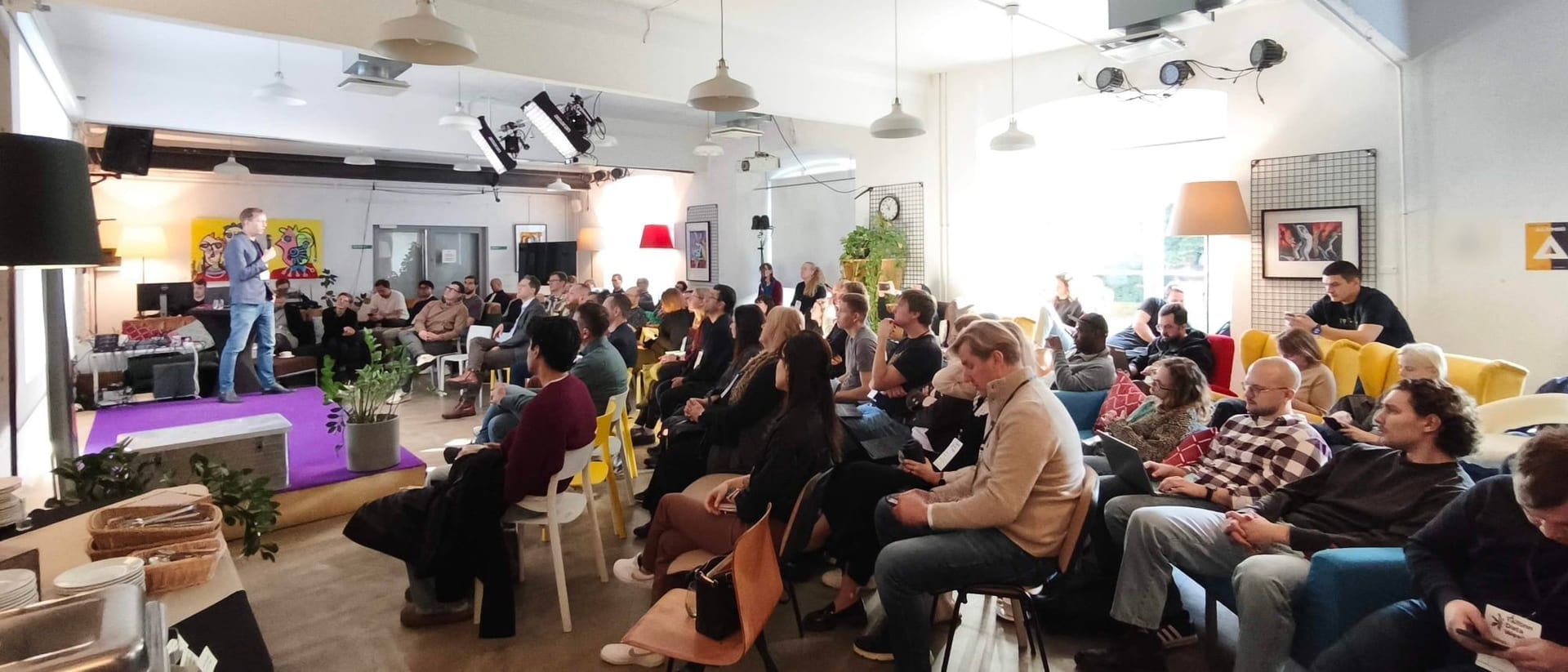 The room at Palo Alto Club full of people during Pieter Jansen's talk.
